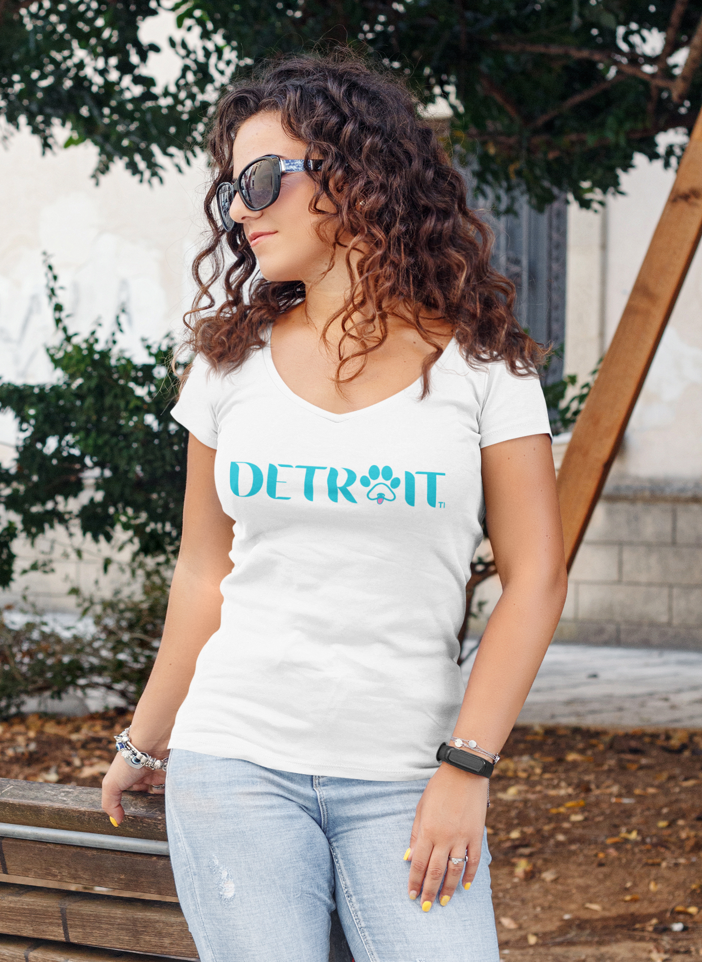 Detroit dog tongue (heat press) Women's V-Neck - White