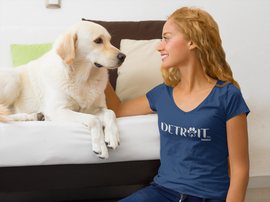 Detroit dog pink tongue - Women's V-Neck - Navy Blue